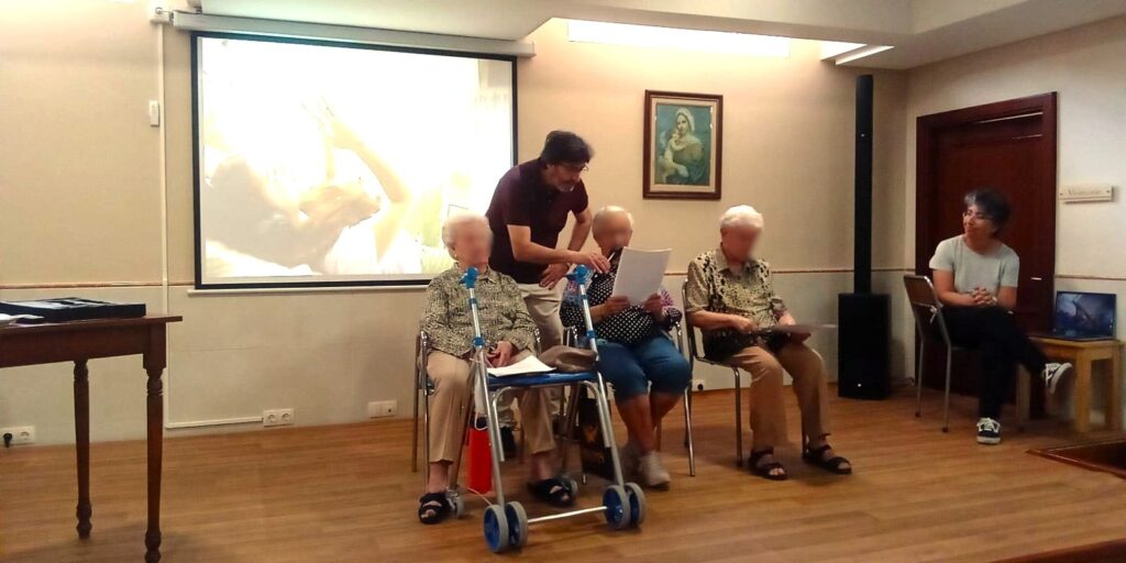 Presentación en la Residencia Madre Carmen lectoras borrosas